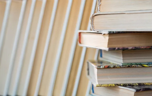 Een stapel boeken in veelkleurige covers in de bibliotheek of boekhandel — Stockfoto