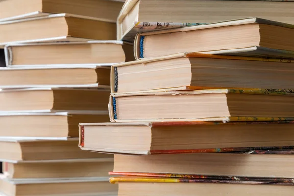 Una pila de libros en portadas multicolores en la biblioteca o librería —  Fotos de Stock