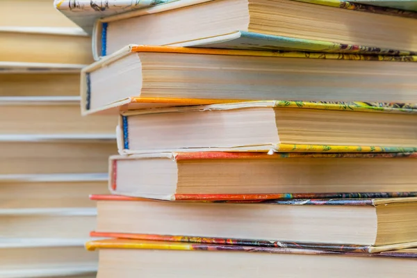Una pila di libri in copertine multicolori in biblioteca o libreria — Foto Stock
