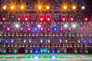 Işık ve aydınlatma donanımları, tiyatro için. Çok renkli ışıklar