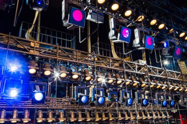 Işık ve aydınlatma donanımları, tiyatro için. Çok renkli ışıklar
