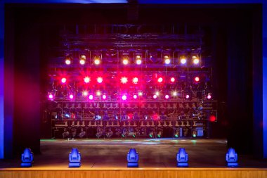 Işık ve aydınlatma donanımları, tiyatro için. Çok renkli ışıklar