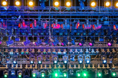 Işık ve aydınlatma donanımları, tiyatro için. Çok renkli ışıklar