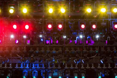 Işık ve aydınlatma donanımları, tiyatro için. Çok renkli ışıklar