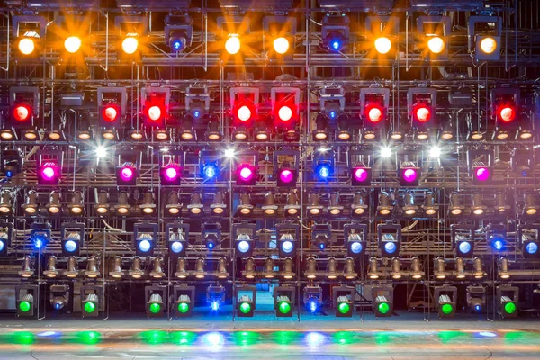 Işık ve aydınlatma donanımları, tiyatro için. Çok renkli ışıklar