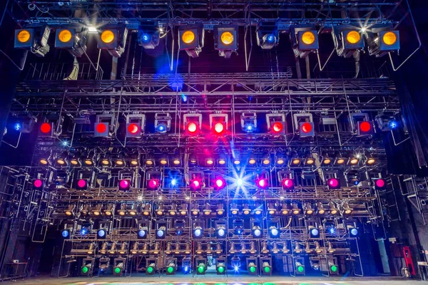 Işık ve aydınlatma donanımları, tiyatro için. Çok renkli ışıklar