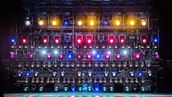 Işık ve aydınlatma donanımları, tiyatro için. Çok renkli ışıklar