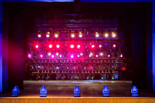 Işık ve aydınlatma donanımları, tiyatro için. Çok renkli ışıklar