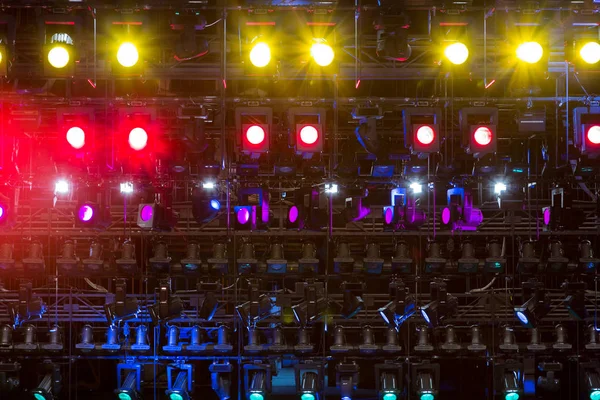Işık ve aydınlatma donanımları, tiyatro için. Çok renkli ışıklar