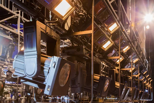 Işık ve aydınlatma donanımları tiyatro veya Kültür Sarayı