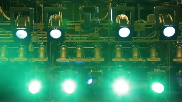Schijnwerpers & verlichtingsapparatuur voor het theater. Multi-gekleurde lichten — Stockvideo