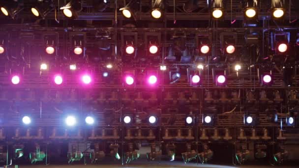 Equipamento de iluminação no palco. Luzes multicoloridas — Vídeo de Stock