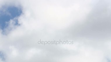 Soldan sağa doğru geçen gökyüzünde bulutlar zaman hata kaydı. Görüntüleri klip 4k