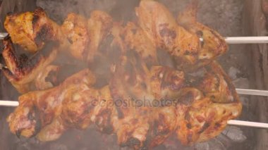 Kömürün üstünde kavurma tavuk şiş kebap. Görüntüleri klip 4k