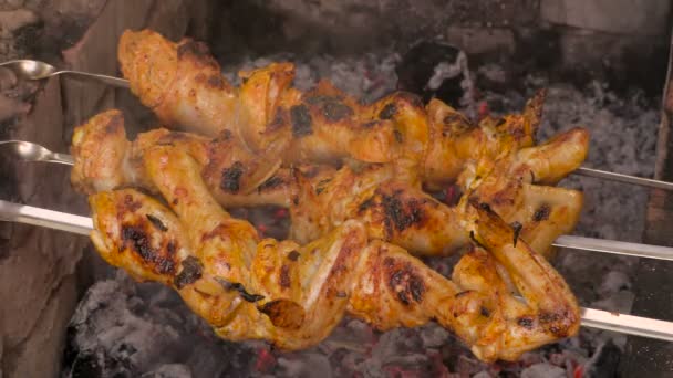 Κοτόπουλο σουβλάκι ψήσιμο στα κάρβουνα. Βίντεο κλιπ 4k — Αρχείο Βίντεο