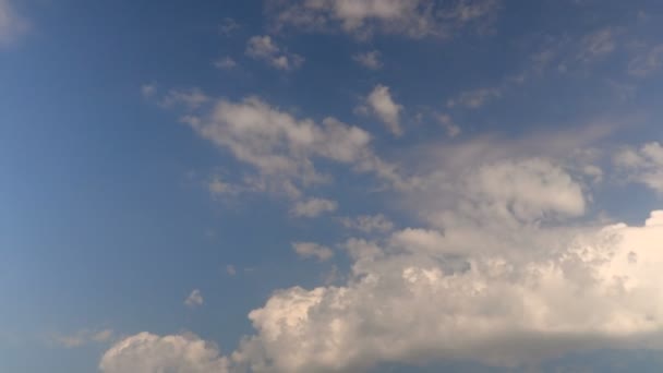 Enregistrement en accéléré des nuages dans le ciel bleu. Clip vidéo 4K — Video