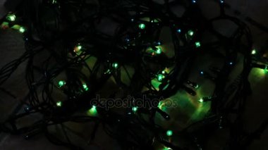 Noel ağacı elektrik ışıkları için mavi, kırmızı ve yeşil ışıklar. Görüntüleri klip 4k