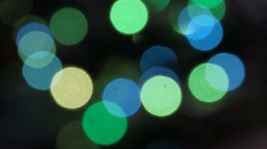 Yanıp sönen ışıklar bulanık renkli. Bokeh etkisi. Elektrik Noel ağacı ışıkları. Görüntüleri klip 4k