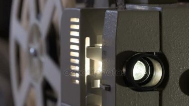 Amatör sinema. 8mm film için projektör. 1960'larda, 1970'lerde, 1980'lerde yıl. Ev sineması. Film super 8. Görüntüleri klip 4k