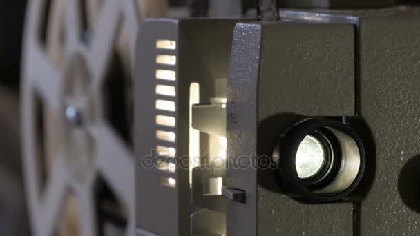 Amateurkino. Projektor für 8mm Film. 1960er, 1970er, 1980er Jahre. Heimkino. Film Super 8. Footage Clip 4k — Stockvideo