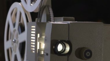 Amatör sinema. 8mm film için projektör. 1960'larda, 1970'lerde, 1980'lerde yıl. Ev sineması. Film super 8. Görüntüleri klip 4k