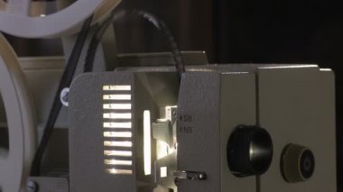 Amatör sinema. 8mm film için projektör. 1960'larda, 1970'lerde, 1980'lerde yıl. Ev sineması. Film super 8. Görüntüleri klip 4k