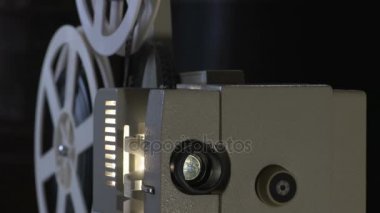 Amatör sinema. 8mm film için projektör. 1960'larda, 1970'lerde, 1980'lerde yıl. Ev sineması. Film super 8. Görüntüleri klip 4k