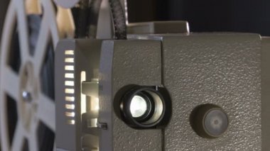 Amatör sinema. 8mm film için projektör. 1960'larda, 1970'lerde, 1980'lerde yıl. Ev sineması. Film super 8. Görüntüleri klip 4k