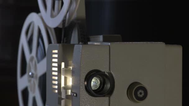 Amateur film. Projector voor 8mm film. 1960s, 1970s, jaren van de jaren 1980. Thuisbioscoop. Film super 8. Beeldmateriaal clip 4k — Stockvideo