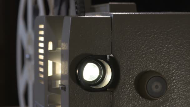 Cine amateur. Proyector para película de 8 mm. 1960, 1970, 1980 años. Cine en casa. Película super 8. Clip de vídeo 4k — Vídeo de stock