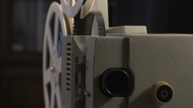 Amatör sinema. 8mm film için projektör. 1960'larda, 1970'lerde, 1980'lerde yıl. Ev sineması. Film super 8. Görüntüleri klip 4k
