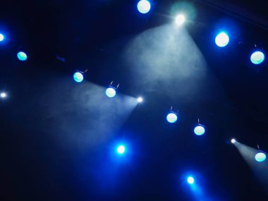 Sahne Alanı'ndaki aydınlatma donanımları. Duman ile spot. Tiyatro Performans