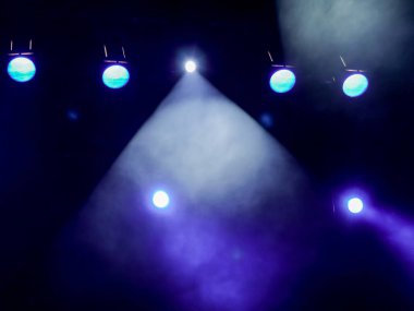 Sahne Alanı'ndaki aydınlatma donanımları. Duman ile spot. Tiyatro Performans