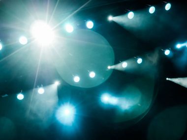 Sahne Alanı'ndaki aydınlatma donanımları. Duman ile spot. Tiyatro Performans