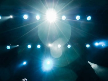 Sahne Alanı'ndaki aydınlatma donanımları. Duman ile spot. Tiyatro Performans