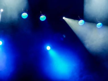 Sahne Alanı'ndaki aydınlatma donanımları. Duman ile spot. Tiyatro Performans