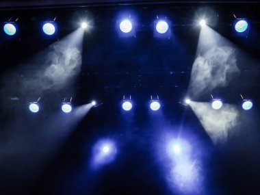 Sahne Alanı'ndaki aydınlatma donanımları. Duman ile spot. Tiyatro Performans