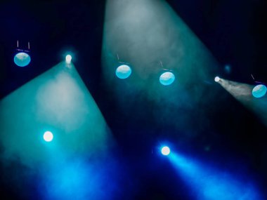 Sahne Alanı'ndaki aydınlatma donanımları. Duman ile spot. Tiyatro Performans