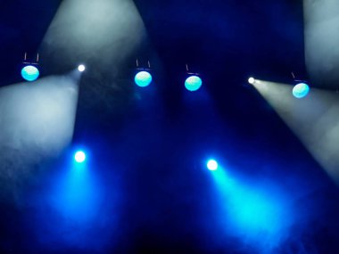 Sahne Alanı'ndaki aydınlatma donanımları. Duman ile spot. Tiyatro Performans