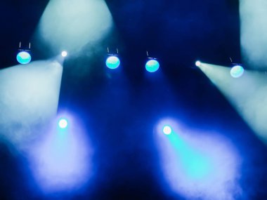 Sahne Alanı'ndaki aydınlatma donanımları. Duman ile spot. Tiyatro Performans