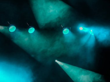 Sahne Alanı'ndaki aydınlatma donanımları. Duman ile spot. Tiyatro Performans