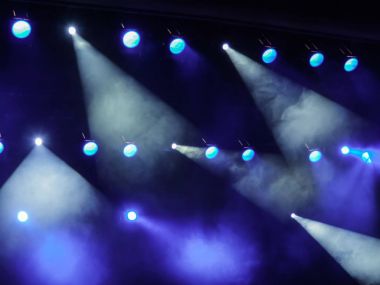 Sahne Alanı'ndaki aydınlatma donanımları. Duman ile spot. Tiyatro Performans