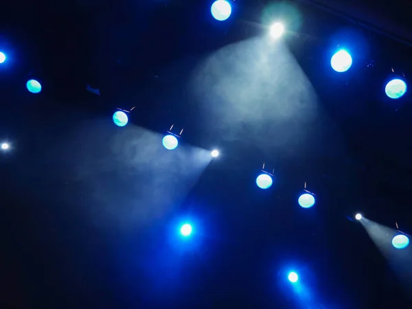 Equipamento de iluminação no palco. Os holofotes através do fumo. Performance teatral — Fotografia de Stock