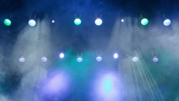 Világítási berendezés a színpadon. A reflektorfény át a füst. Színházi előadás. Footage klip 4k — Stock videók