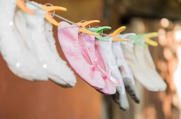 Sapatos de ballet infantis estão secando em uma corda — Fotografia de Stock
