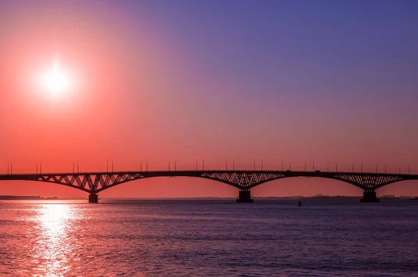 サラトフの都市とエンゲルス、ロシアのヴォルガ川を渡る道路橋の日の出 — ストック写真