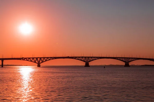 Nascer do sol sobre uma ponte rodoviária através do rio Volga entre as cidades de Saratov e Engels, Rússia — Fotografia de Stock