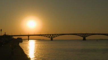 Volga Nehri, Rusya bir yolu köprüsü üzerinde gündoğumu. Saratov şehirler ve Engels arasında köprü. Yaz sabahı. Görüntüleri klip 4k