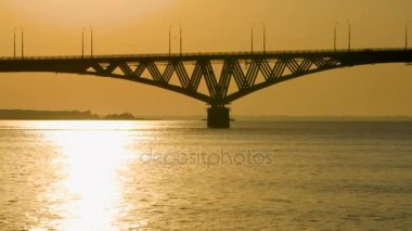 Volga Nehri, Rusya bir yolu köprüsü üzerinde gündoğumu. Saratov şehirler ve Engels arasında köprü. Yaz sabahı. Görüntüleri klip 4k