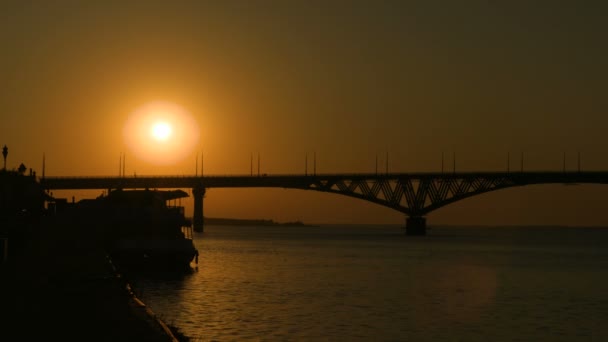 Nascer do sol sobre uma ponte rodoviária através do rio Volga, Rússia. A ponte entre as cidades de Saratov e Engels. Manhã de verão. Filmagem clip 4k — Vídeo de Stock